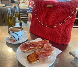Desayuno serrano y uno de los bolsos de Gloria.