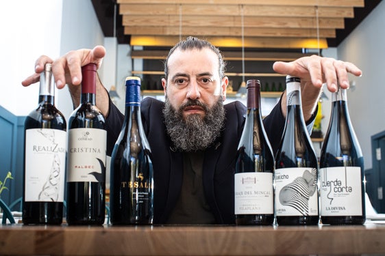 Daniel Castro posa con algunos de sus vinos de referencia, entre los que hay muchos andaluces y, especialmente, de bodegas de Granada.