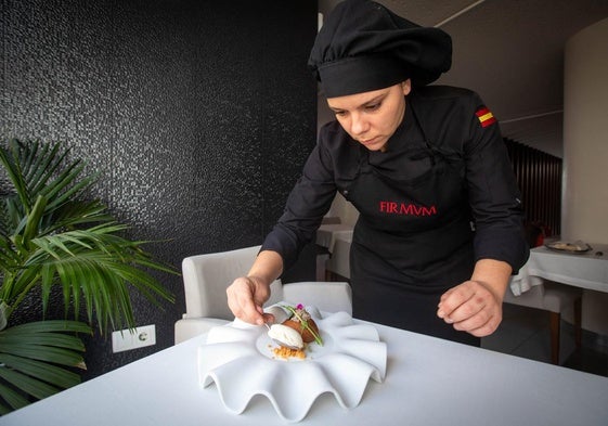 Arianne Galindo, ganadora del evento, con el plato que presentó en la semifinal, Niño yaki de chirimoya, tartar de carabinero y helado de coco y chirimoya.