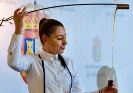 Carolina Martín venenciado vino en un evento en la provincia de Granada.Carolina Martín venenciado vino en un evento en la provincia de Granada..