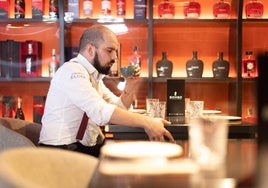 El barista Francisco Lorca en el Restaurante Bongo.