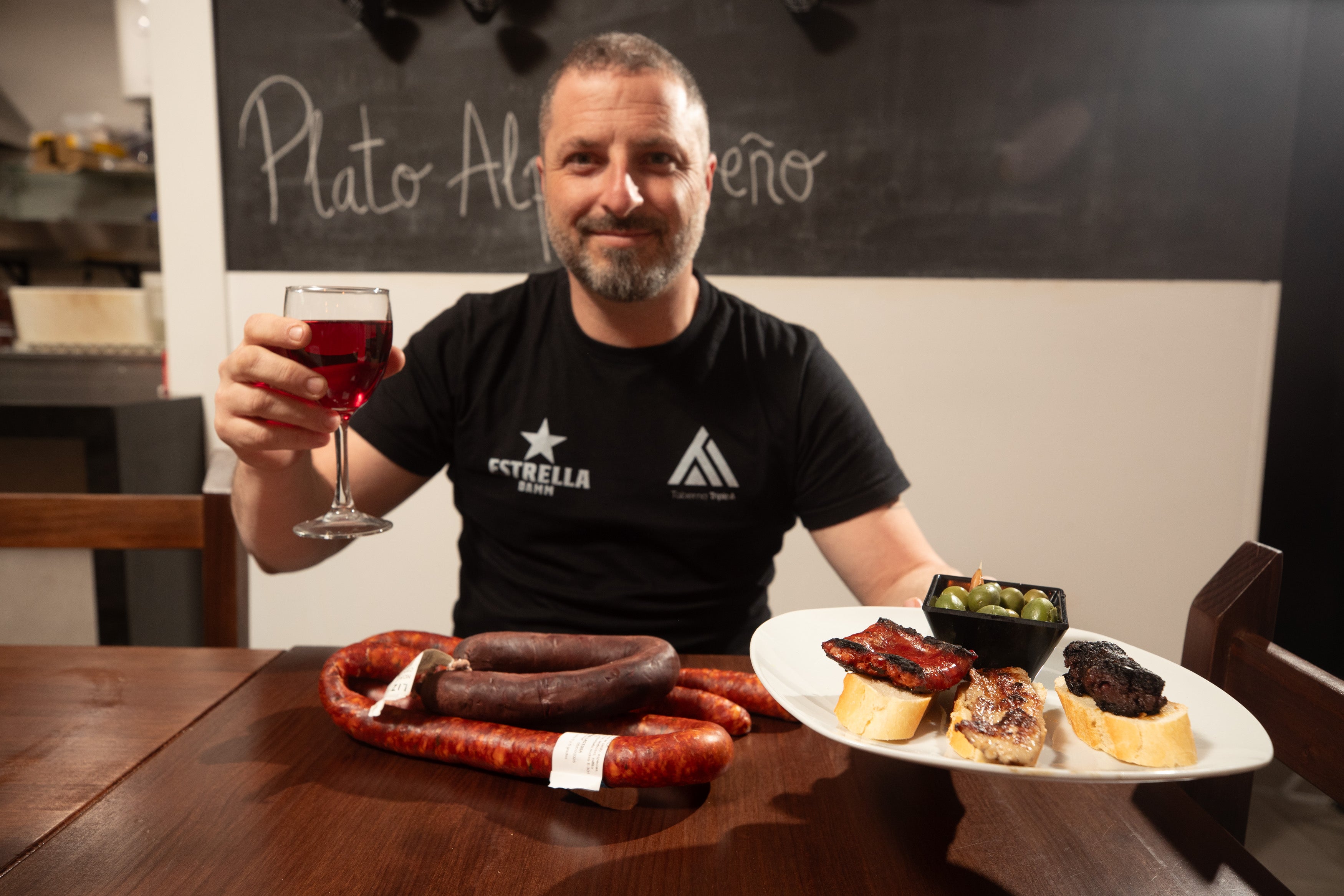 Alejandro Murcia muestra una selección de tapas alpujarreñas de Taberna Triple A y su vino costa.