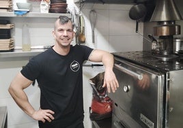 Iván Serrano en la cocina de uno de sus restaurantes en Granada.