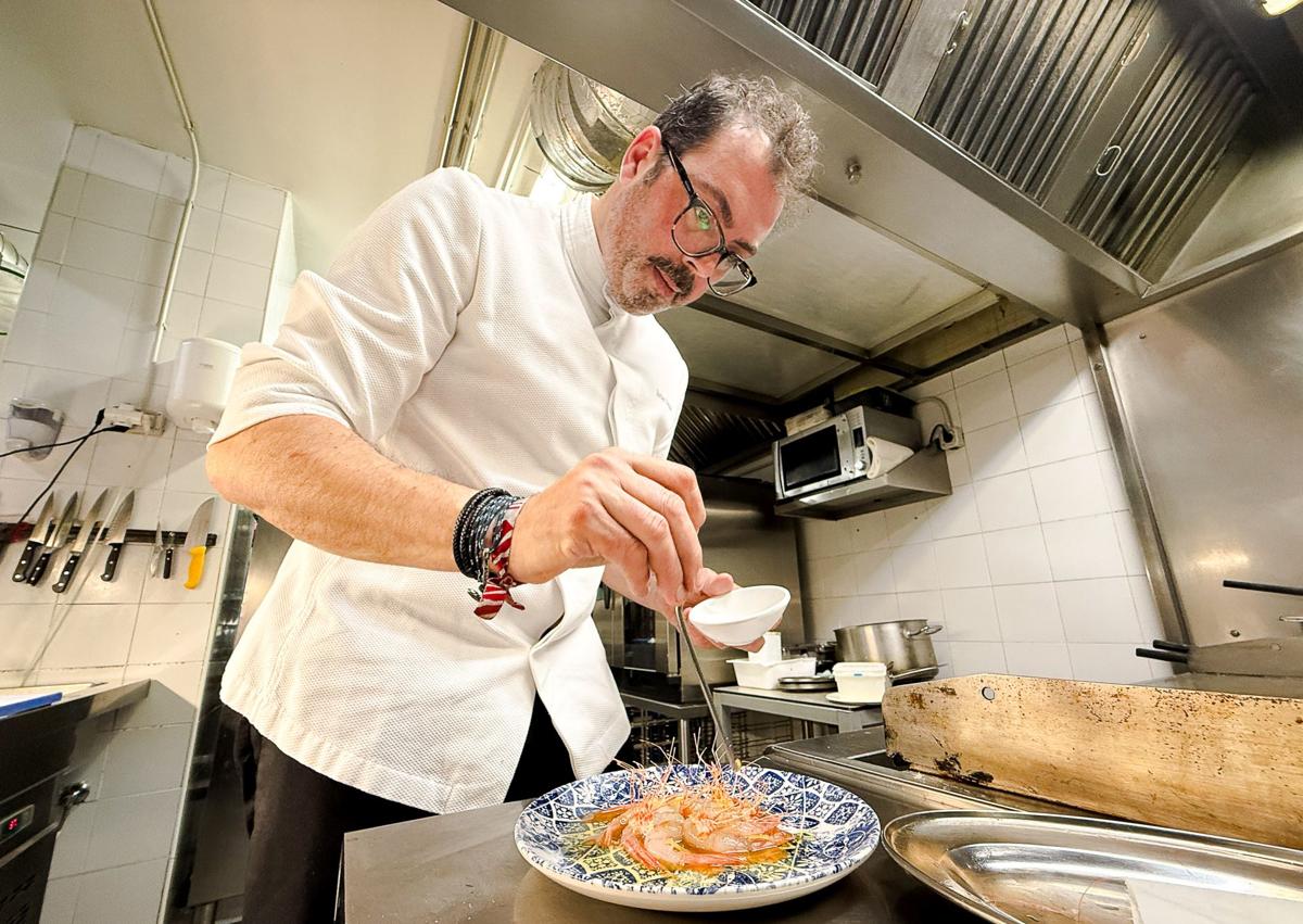 Imagen secundaria 1 - Javier Feixas trabajando en su nuevo restaurante.