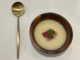 Atún y jugo de ensalada, concentración de sabor en un bocado exquisito.