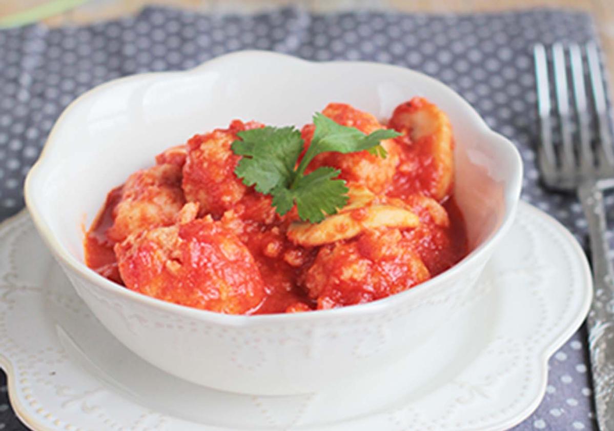 Albóndigas de pescado en salsa de tomate y champiñones