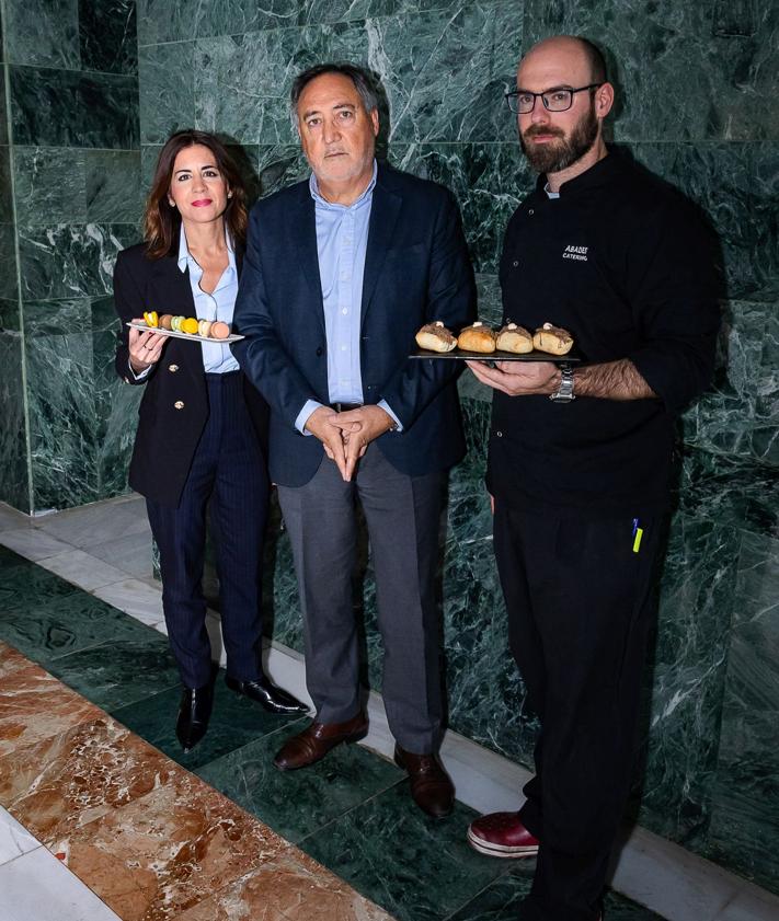 Imagen secundaria 2 - Ana Cano, Maudilio Sánchez y Miguel Ángel Muñoz, junto a platos que se ofrecieron. 
