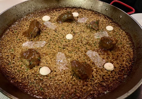 El arroz con carrillada ibérica de Ruta del Azafrán, meloso y rebosante de un exquisito sabor