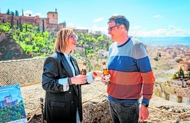 María Francés habla de imagen personal en la terraza de Restaurante Carmen de Aben Humeya .