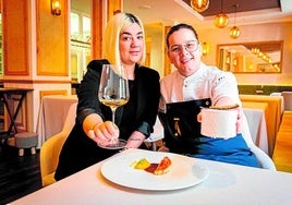 La sumiller Lidia Outeda y la jefa de cocina Cristina Jiménez, en la sala de Faralá.