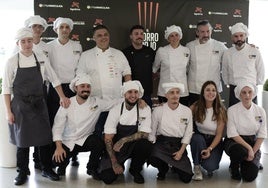 Foto de familia del alumnado participante, profesores y jurados.