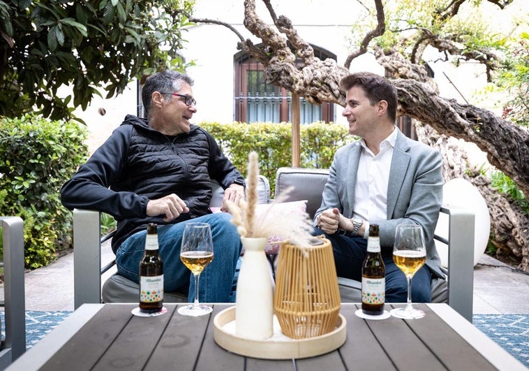 Carlos Álvarez habla en la terraza del Palacio de los Patos de los grupos de hostelería de Granada.