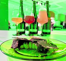 La cena maridada con Cervezas Alhambra estuvo teñida de una sugerente tonalidad Verde-Milnoh.