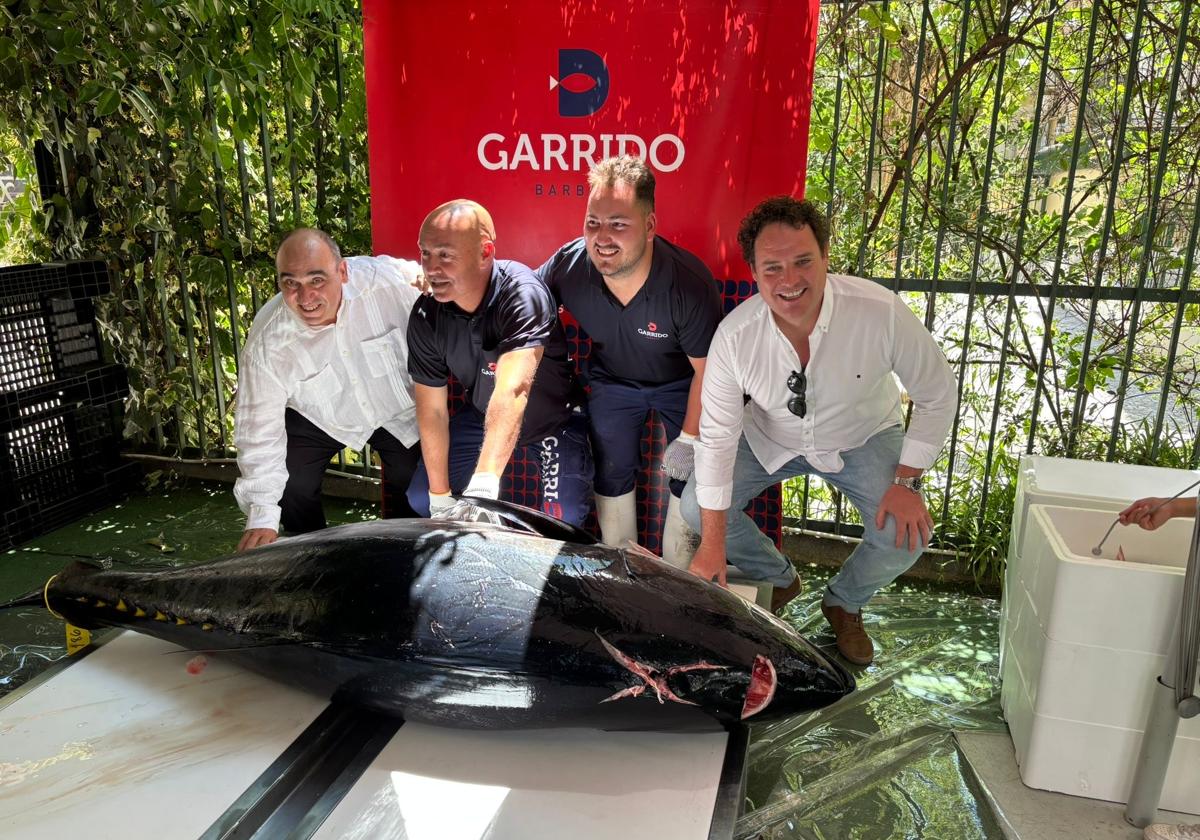 Un espectacular ronqueo da el pistoletazo de salida a las Jornadas del Atún de Asador Curro
