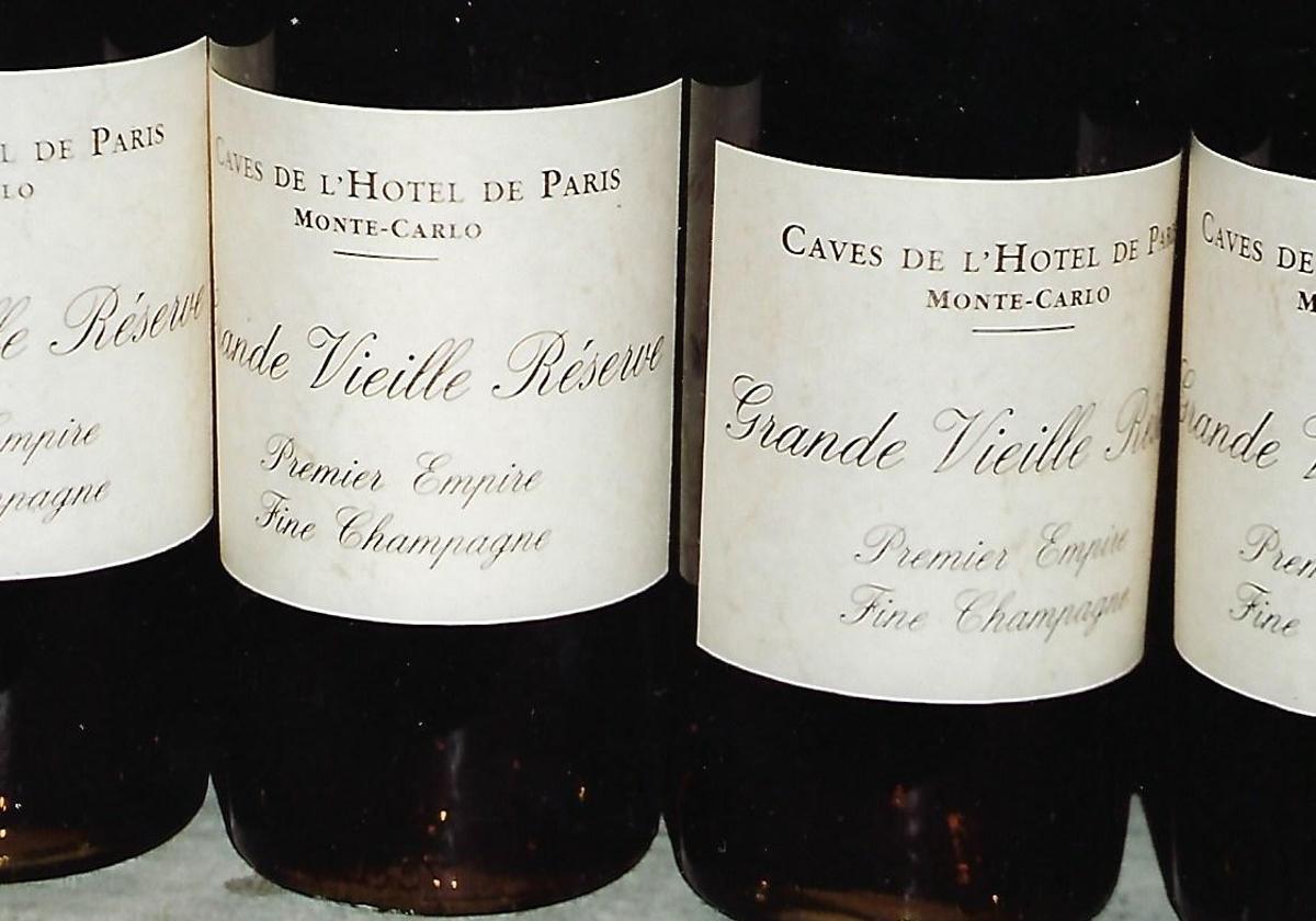 Botellas reetiquetadas del cognac de Emperador Napoleón.