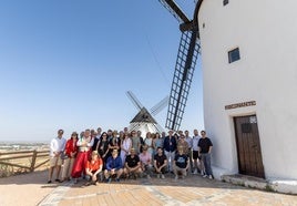Participantes en Discover-Eat junto a los molinos de Alcázar de San Juan, en La Mancha