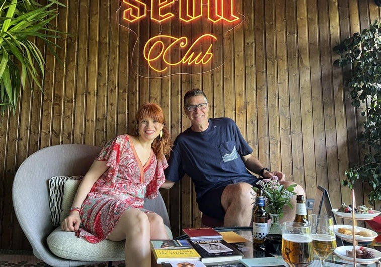 Ioana Gruia habla en la terraza de Seda Club Hotel de la importancia de Hopper en su obra