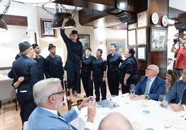 El alumnado del Máster de la UGR, ataviado con los monos de La Barraca