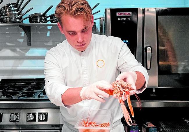 Ole Spek trabaja con unas cigalas antes del servicio.