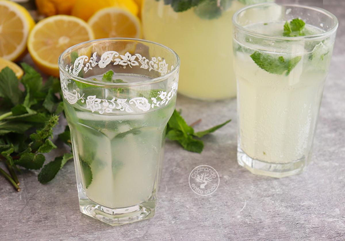 Cómo hacer rápido una limonada con hierbabuena y agua de azahar