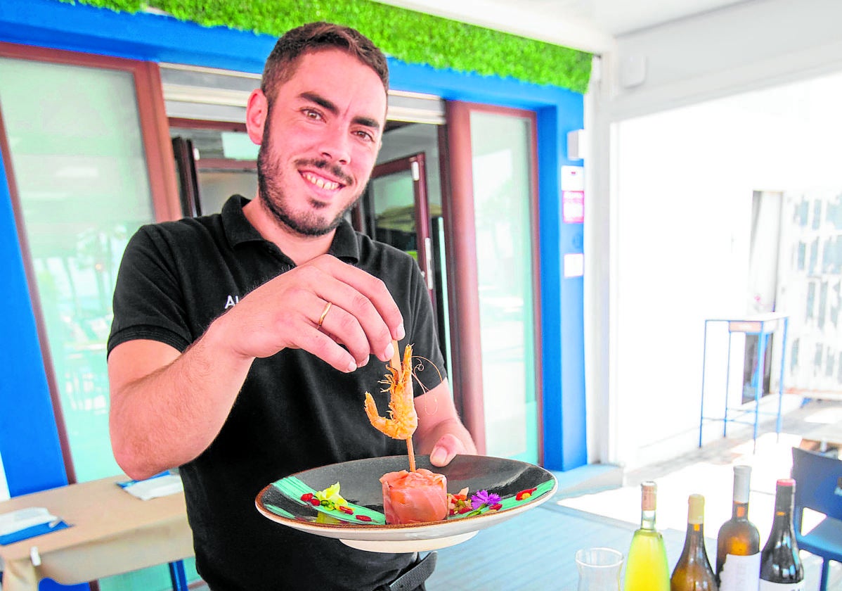 Alejandro Sierra con eltimbal relleno de gamba pil pil de su restaurante Mar Azul.