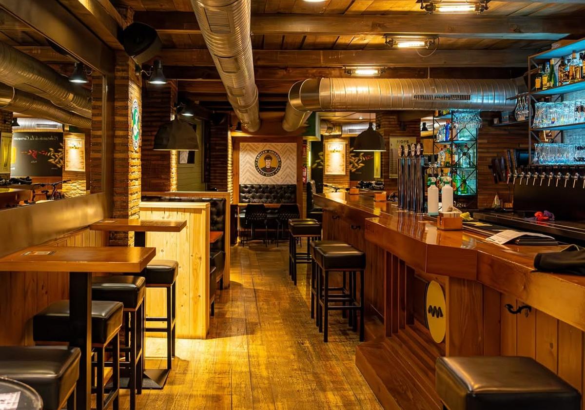 Imagen principal - El granadino que quiere llenar el mundo de «amargura de la buena»