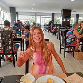 Los hoteles con comida bufé son fiesta para los jóvenes.