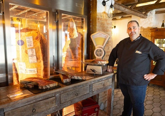 Francisco Robles frente a una de las grandes piezas de vacuno premium con que trabaja en su restaurante, Torre de Alquería. p