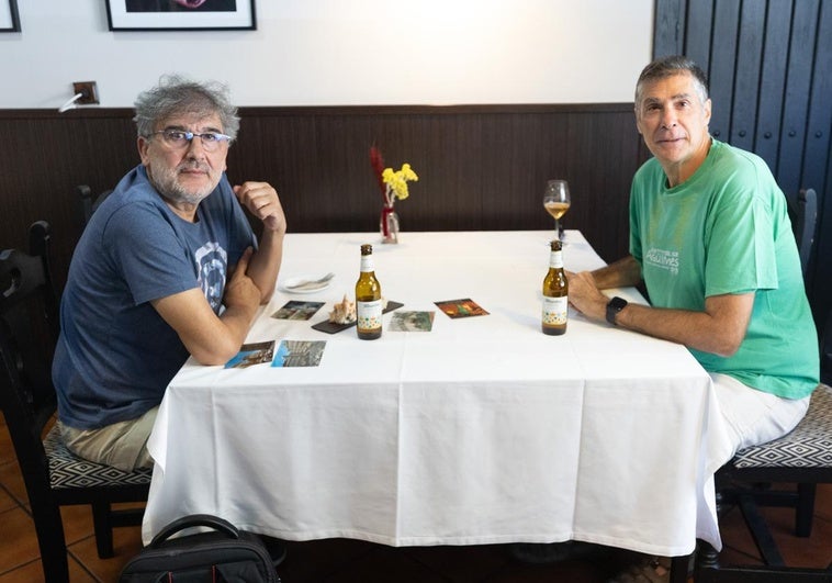 Carlos Pascual es, posiblemente, el mayor coleccionista de postales granadinas del mundo