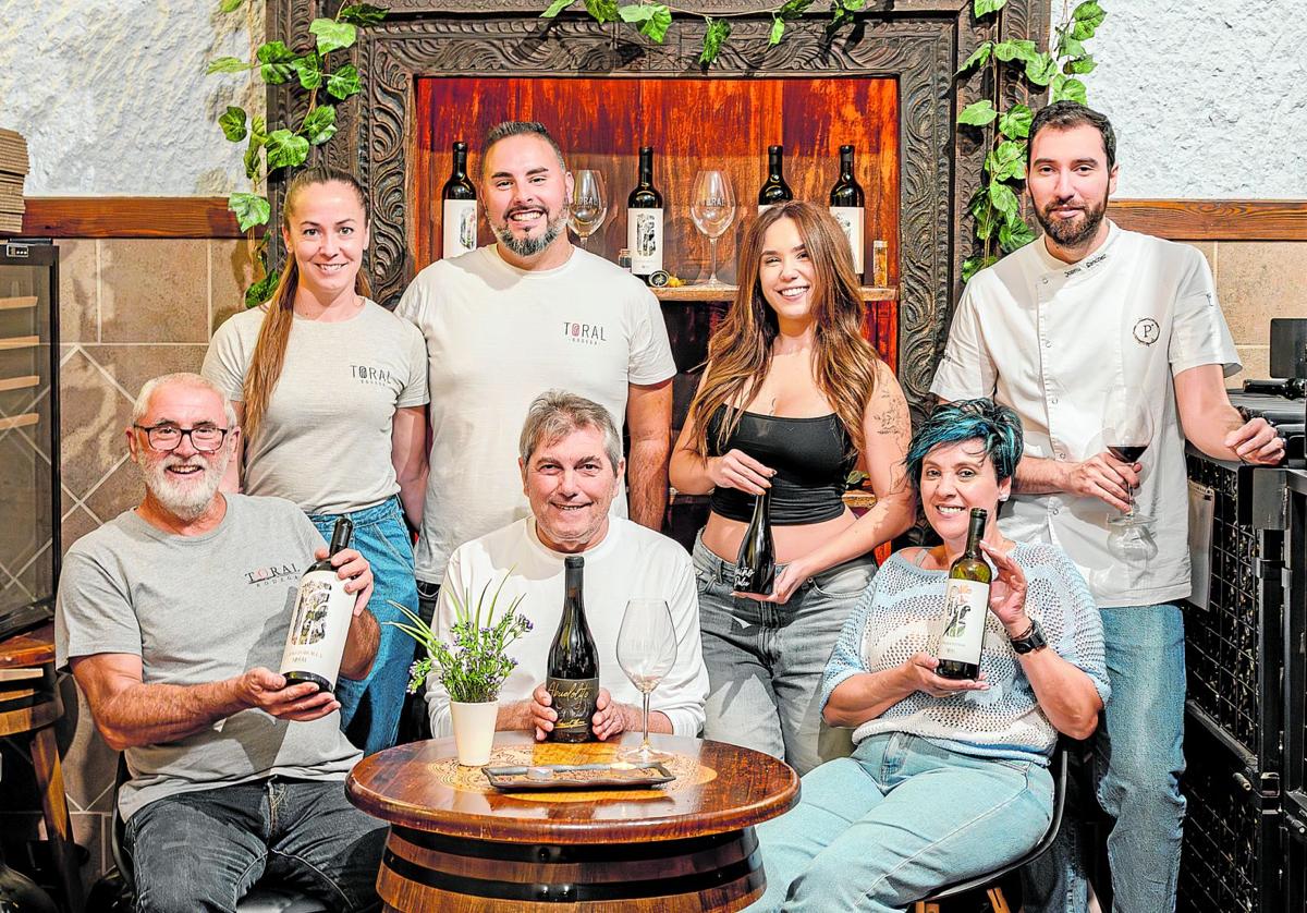 Noelia y Pablo. Laura y Pepelu. José, José Luis y Pepi. Las dos generaciones de Bodega Toral y El Portichuelo compartieron una emocionante jornada de vinos y exquisitas viandas con familia y amigos.