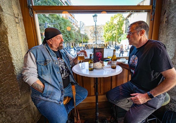 El escritor argentino Carlos Salem explica en el Mítico Bar por qué se ha instalado en Granada.