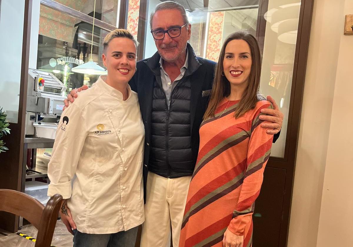 Carlos Herrera con Mar García, dueña de Altamura, y una de las trabajadoras del restaurante.