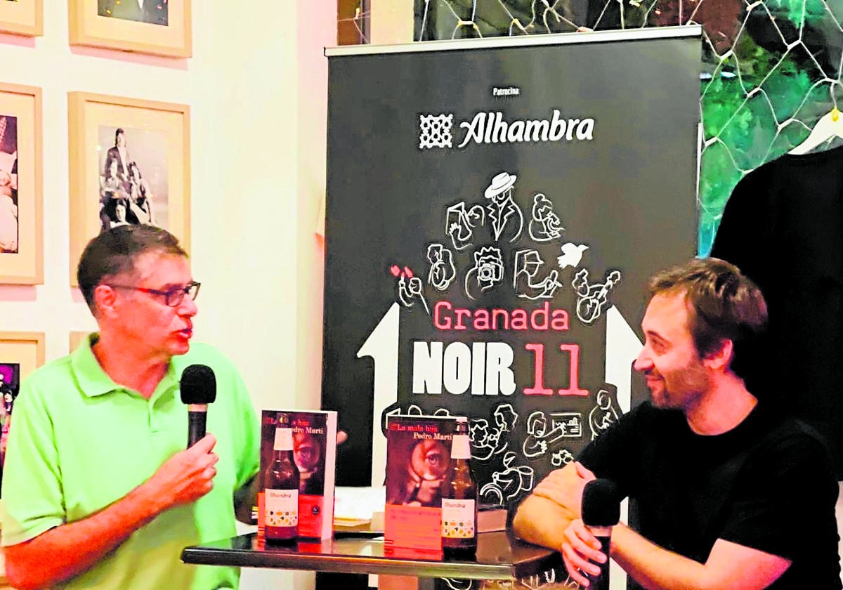 PedroMartí habla en El Bar de Eric de su novela, 'La mala hija', durante Granada Noir.