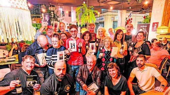 Cerveza con tapa de libros