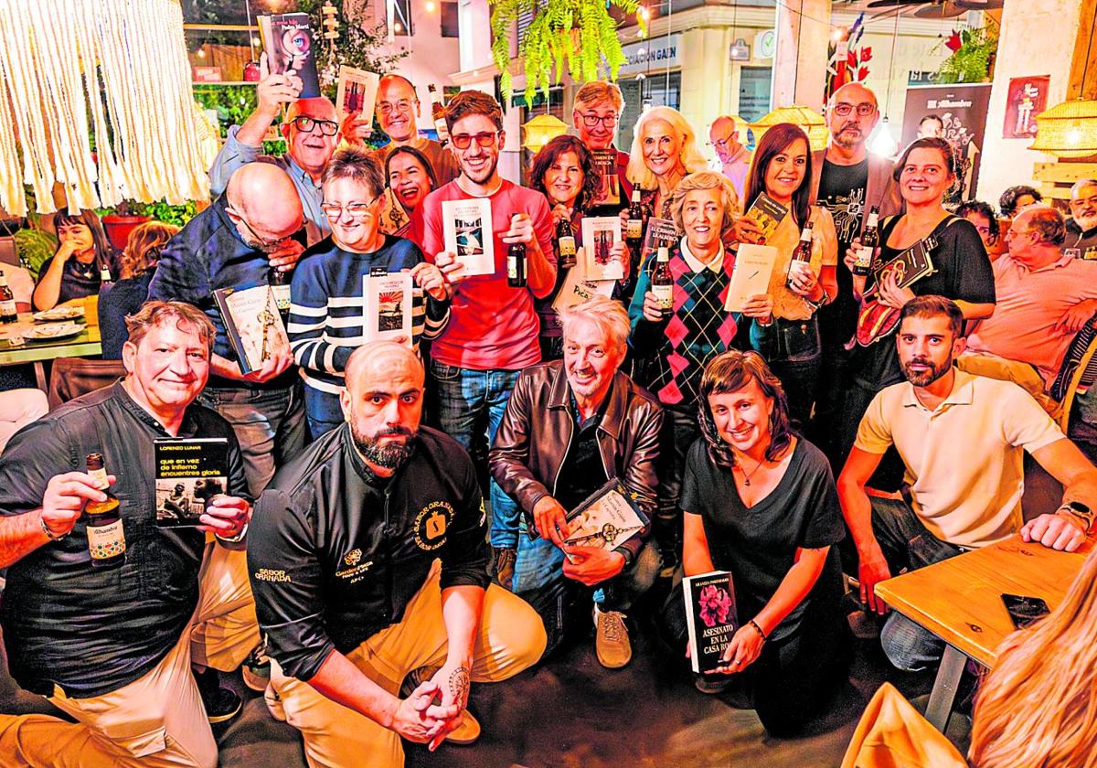 Lectores abarrotan Garden Plaza para disfrutar de libros y cocina.