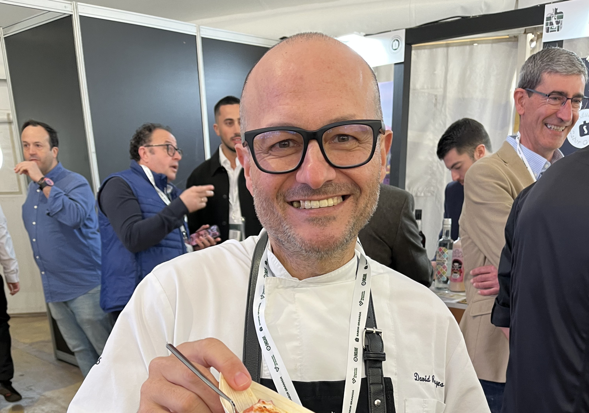 David Reyes muestra el bocado con el pulpo de Motril como protagonista que llevó a Enclave Granada