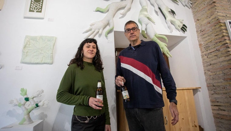 Ana León y sus esculturas hechas de retales de la ropa de su bisabuela en El Silo Eléctrico.