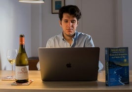 Daldo Bonet escribiendo el libro, con su vino.