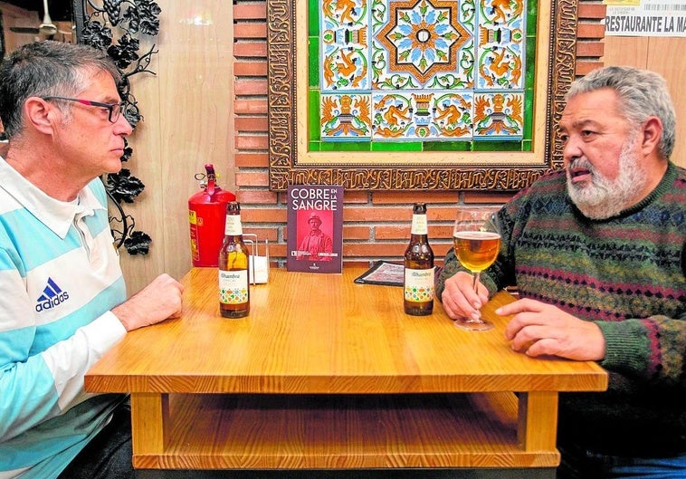 Lorenzo Lunar habla de 'Cobre en la sangre' en un local clásico: La Madraza del Zaidín.