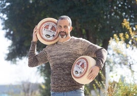 Roberto Rivas muestra dos de sus colosales Máximus Lactis, quesos de pasta de 12 kilos de peso.