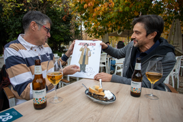 Evaristo Pérez Morales (AKA Mr. Evaristo) con uno de sus retratos especialmente dedicado.