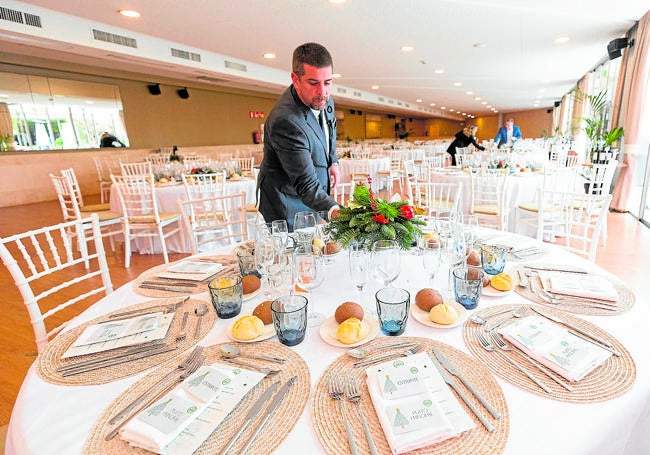 Ultimando hasta el último detalle en el salón del hotel Barceló Granada Congress donde se celebrará la cena de gala para recibir al año 2026 por todo lo alto.