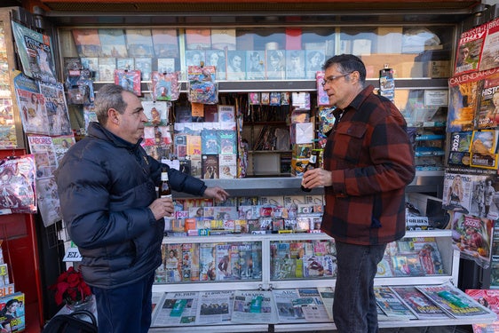 Francisco Pérez ve la vida pasar desde su kiosco del Zaidín y cuida con mimo y esmero a la clientela.