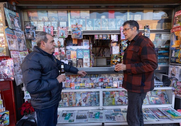 Francisco Pérez ve la vida pasar desde su kiosco del Zaidín y cuida con mimo y esmero a la clientela.