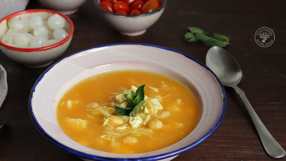 Receta de sopa de garbanzos, fideos y pollo para combatir el frío