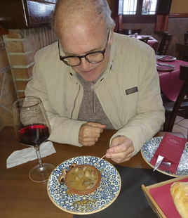 El profesor Francisco Lamas degusta típicos caracoles.