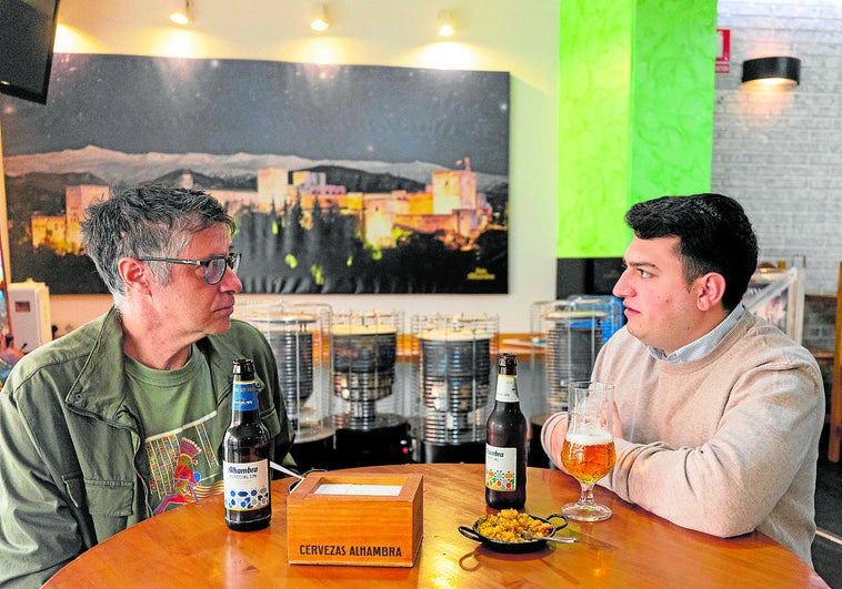 Elías Santiago Vico habla en la cervecería Arrabal de cómo se puede innovar en la música cofrade.