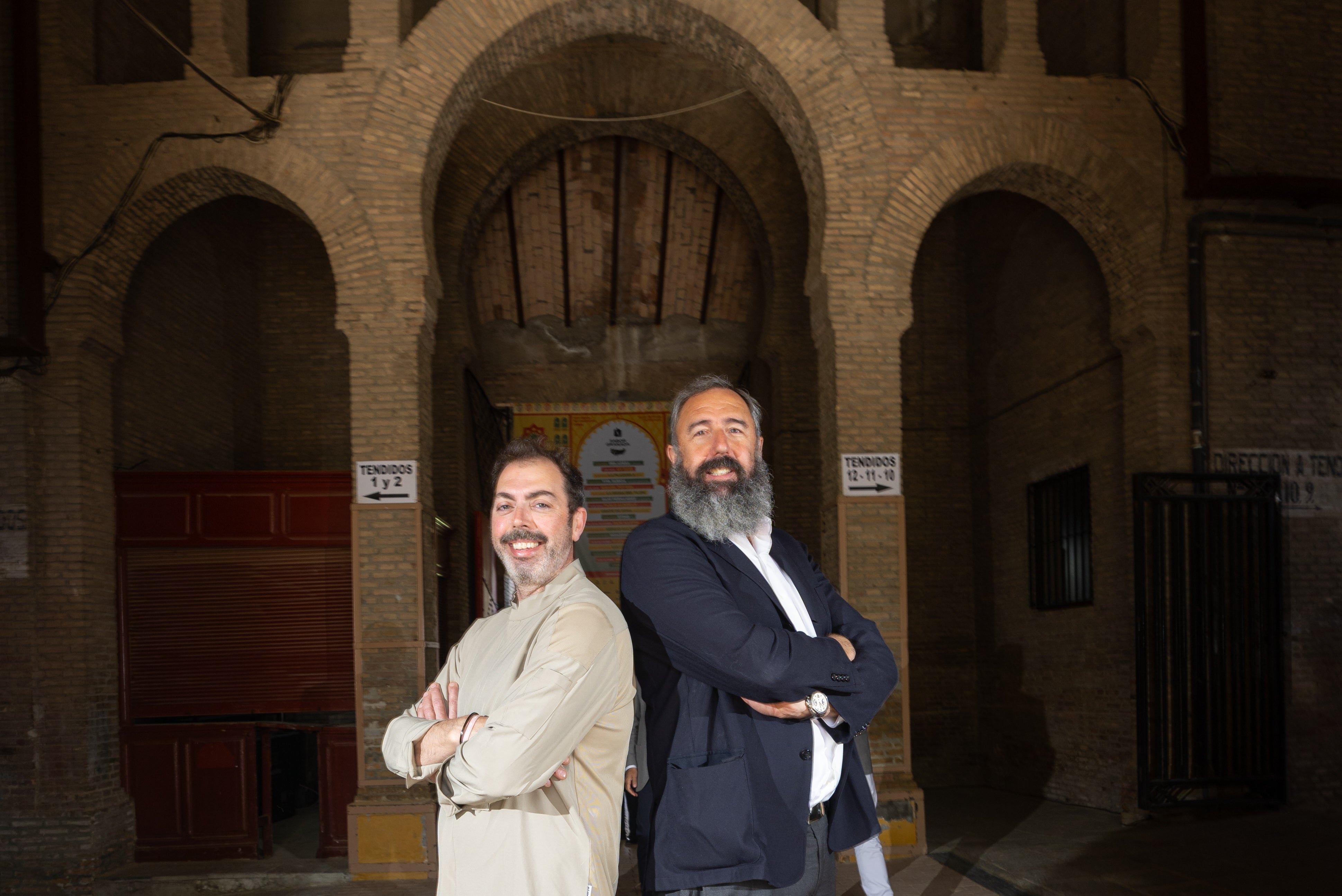 Javier Feixas y Javier Chica, los Javis de Graná, frente a la Plaza de Toros donde pronto abrirán un nuevo restaurante: Eixa.