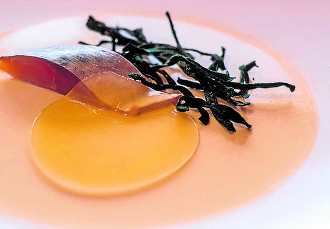 Shimesaba ahumada con algas y velo de gazpacho de papaya