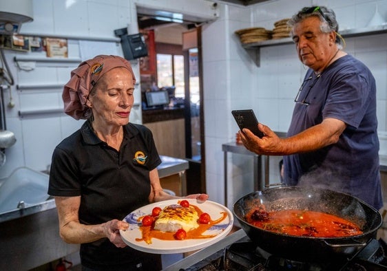La Chica Así se la conoce a Mari Carmen Martín Ruiz, jefa de cocina de El Peñón de Salobreña, conocida en todo el mundo a través de sus vídeos virales en que explica sus recetas